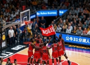 半岛体育竞技-公牛客场爆冷击败湖人，西部强队遭遇失利