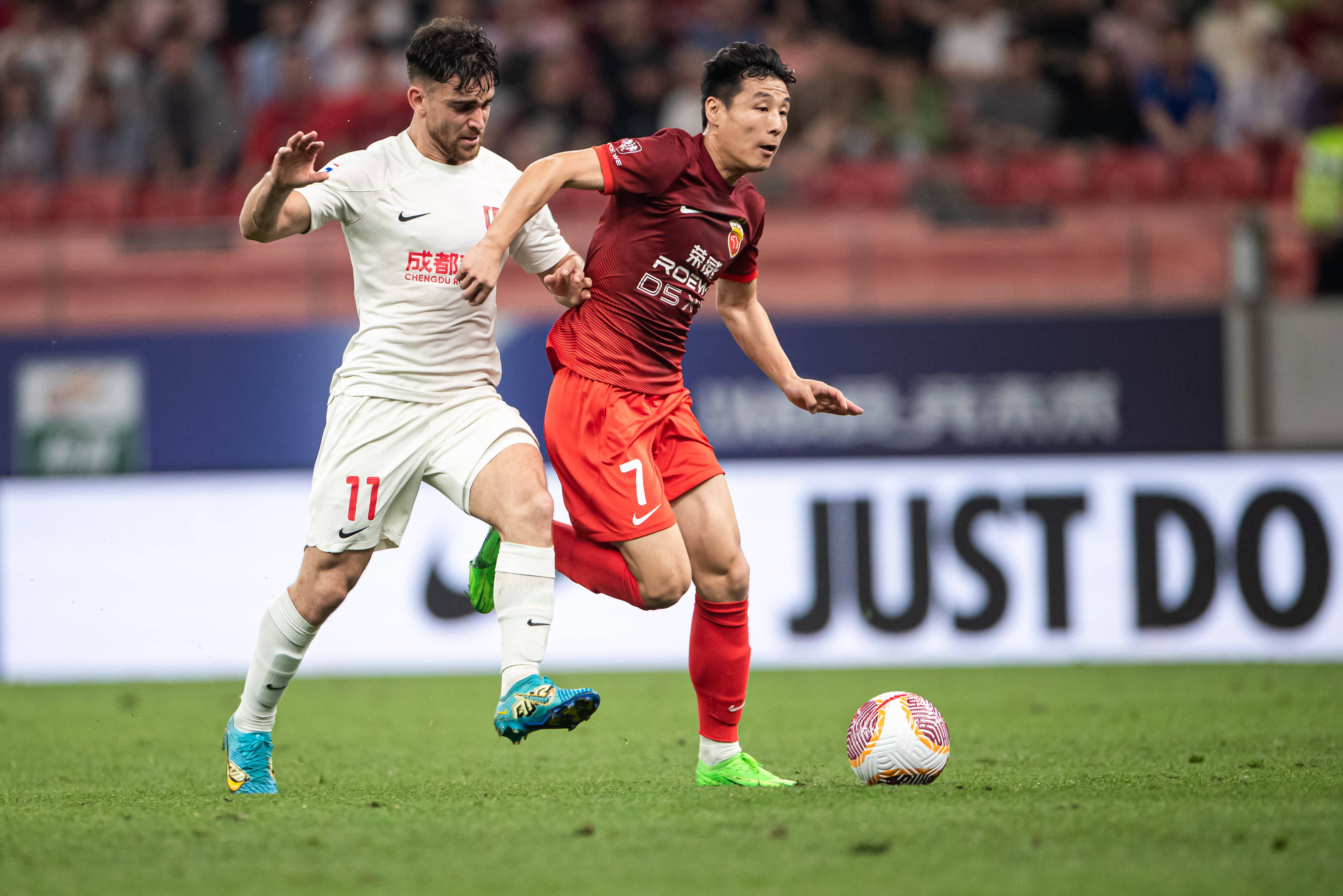 包含上海海港爆发神级表现，中超被彻底压制，碾压的词条