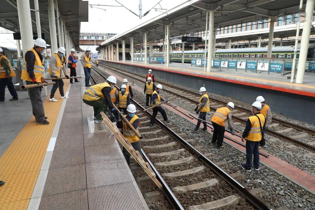 运动员在比赛中克服困难开创局面