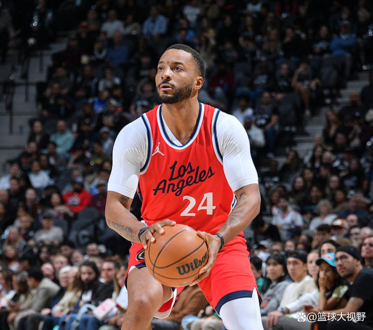 马刺队员展现出色表现,助球队获得胜利的简单介绍 马刺队员展现出色表现,助球队获得胜利的简单介绍