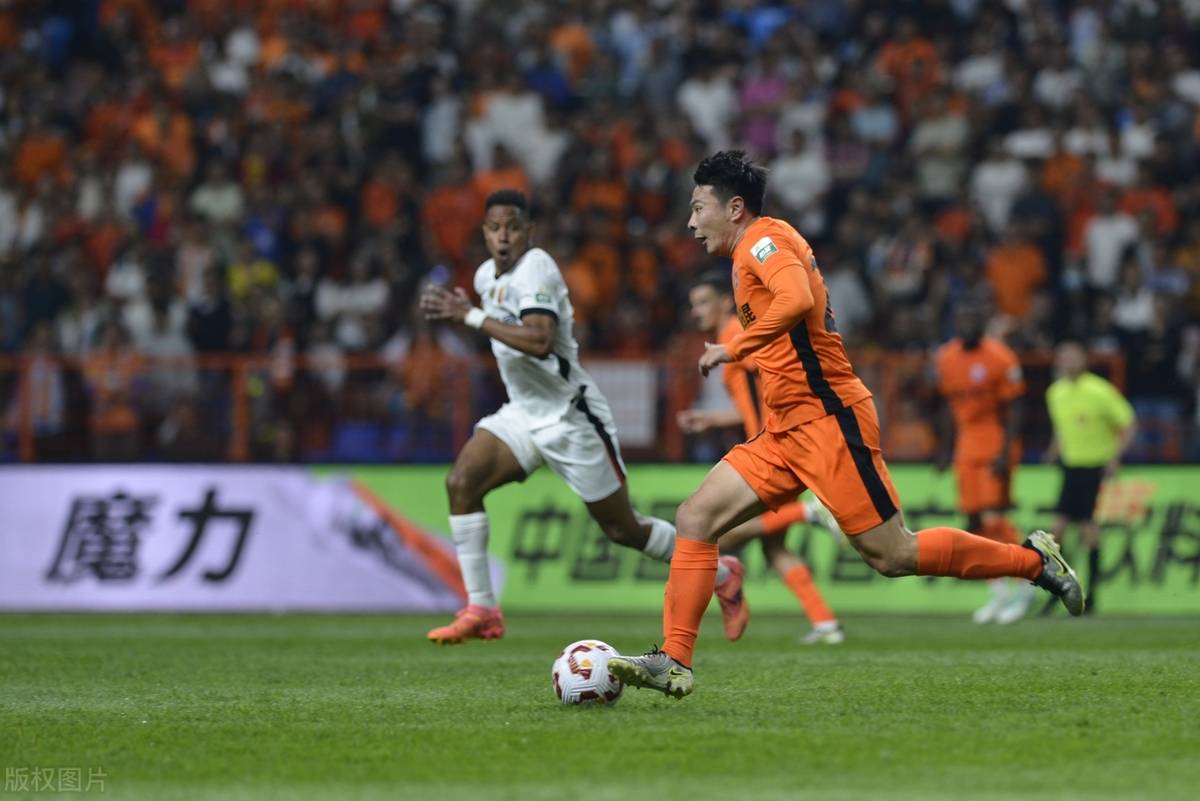 球队比赛过程中遭遇波折，困境重重