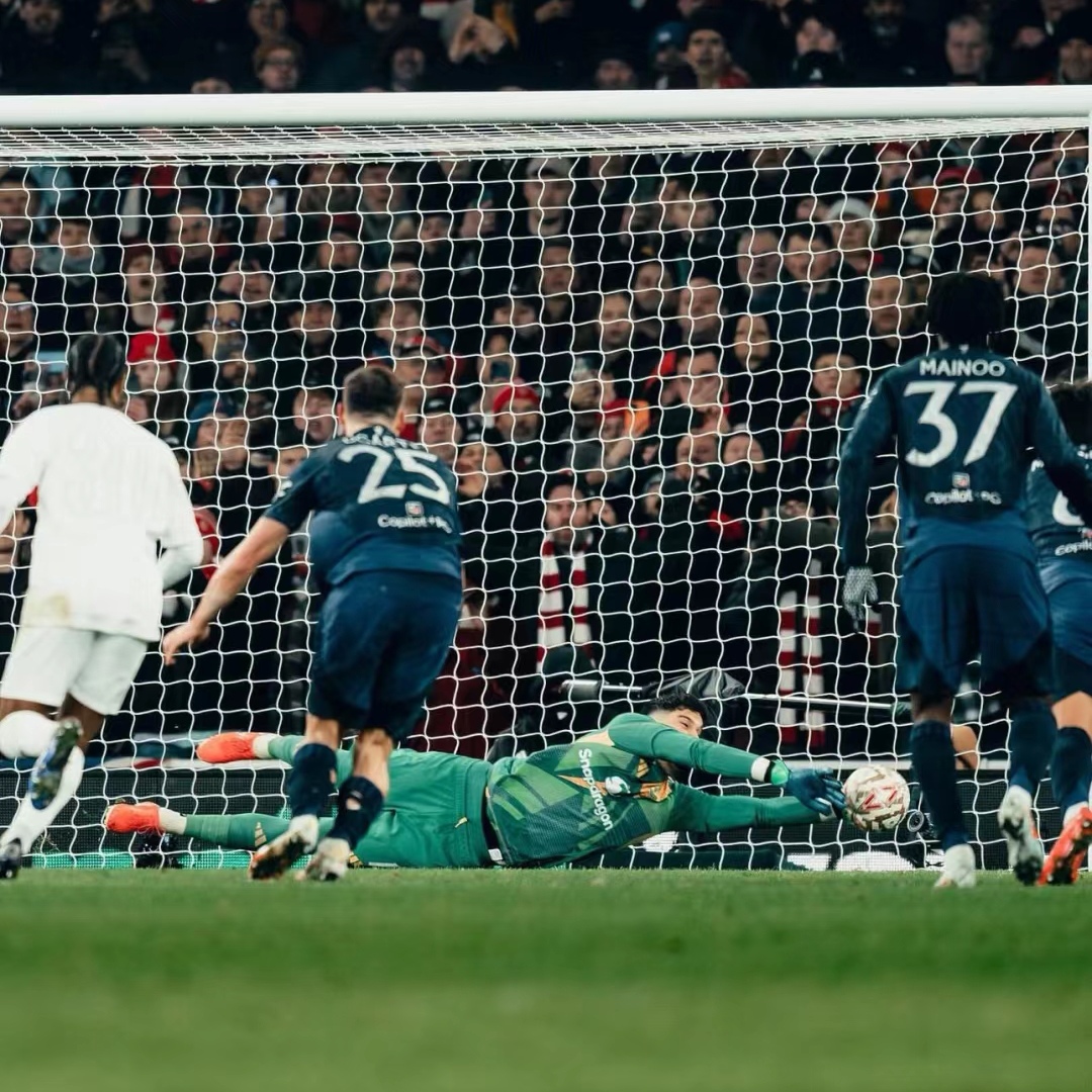 曼联主场惨败,斯蒂夫·布鲁斯贡献乌龙 曼联主场惨败,斯蒂夫·布鲁斯贡献乌龙