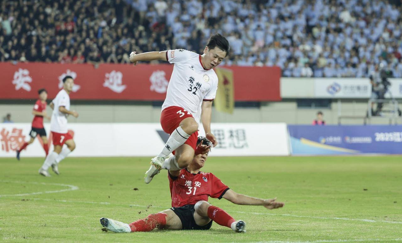 裁判判罚引争议,球迷热议赛后裁判表现 裁判判罚引争议,球迷热议赛后裁判表现