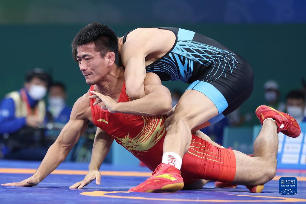 塞黑选手斩获摔跤比赛冠军 塞黑选手斩获摔跤比赛冠军