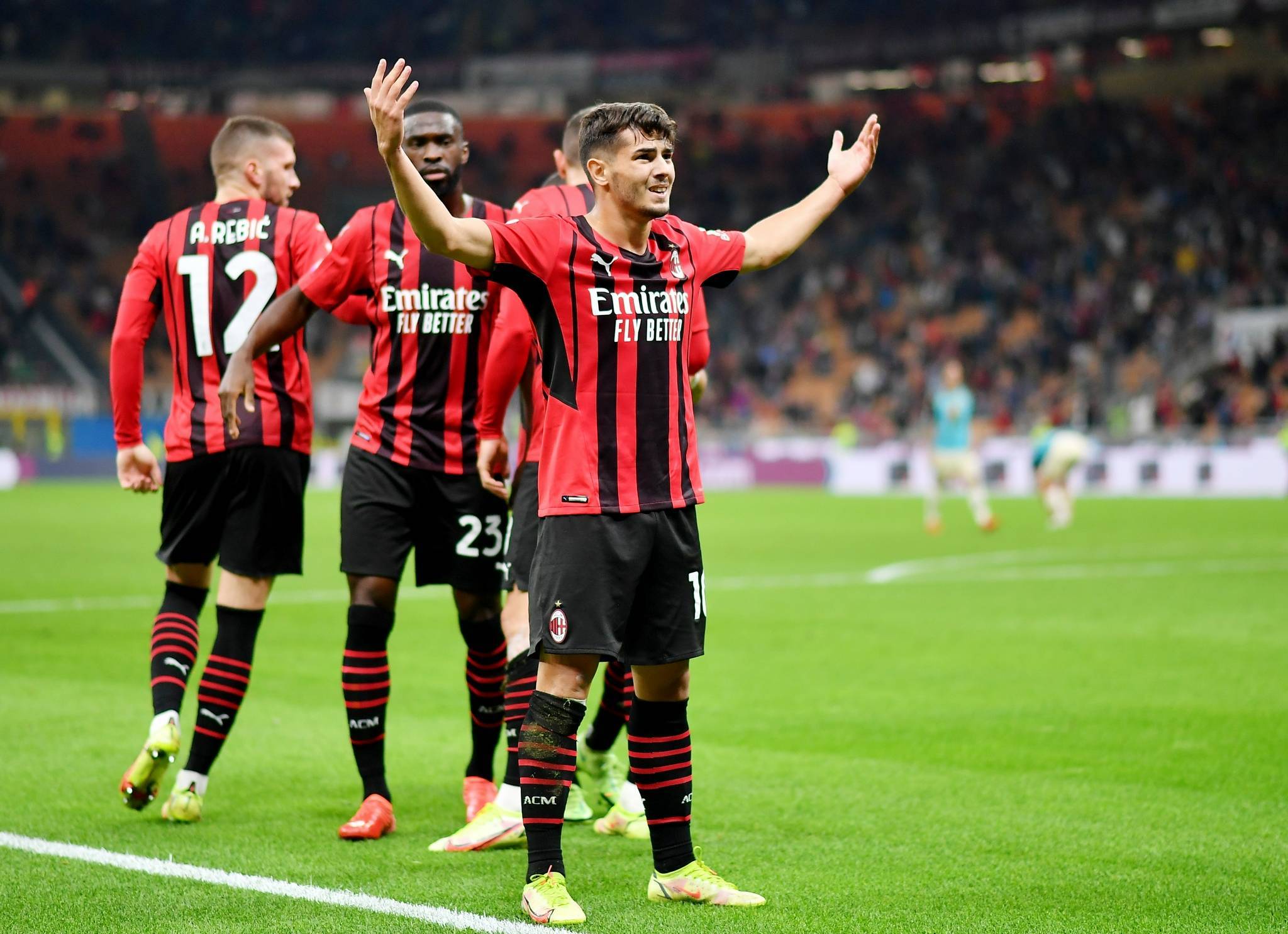 AC米兰主场大胜尤文图斯,3-0完胜对手,升至积分榜榜首位置的简单介绍 AC米兰主场大胜尤文图斯,3-0完胜对手,升至积分榜榜首位置的简单介绍