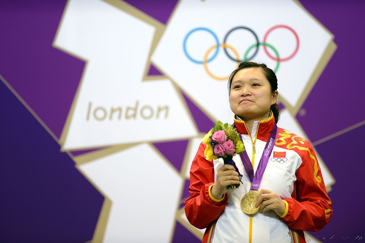 印度女子拳击运动员实力爆发，捧杯