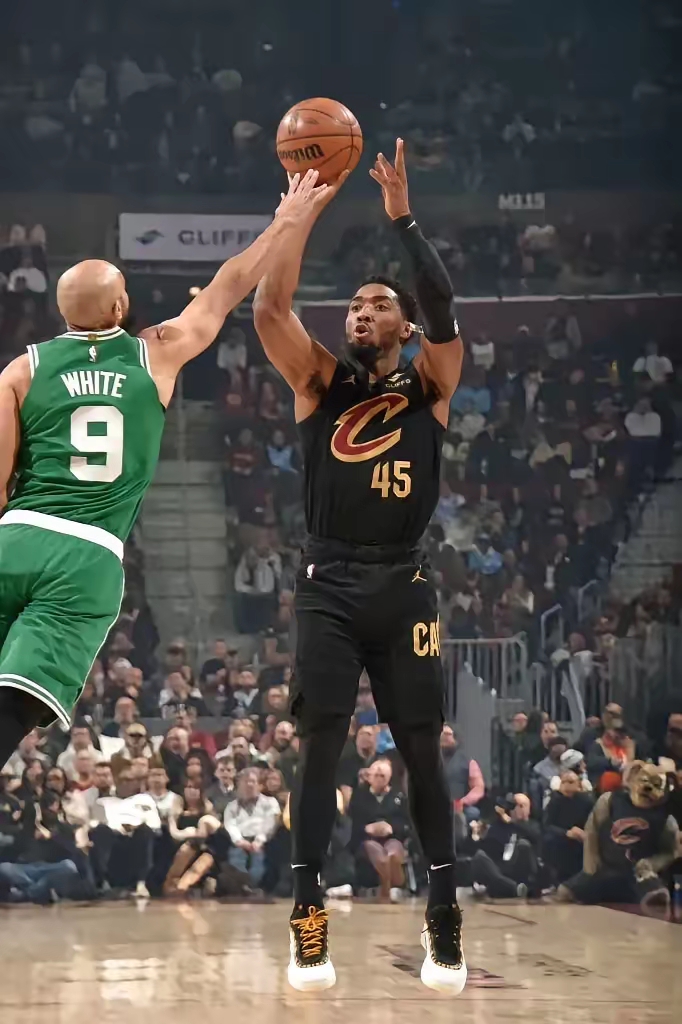 凯尔特人鏖战勇士，取得胜利