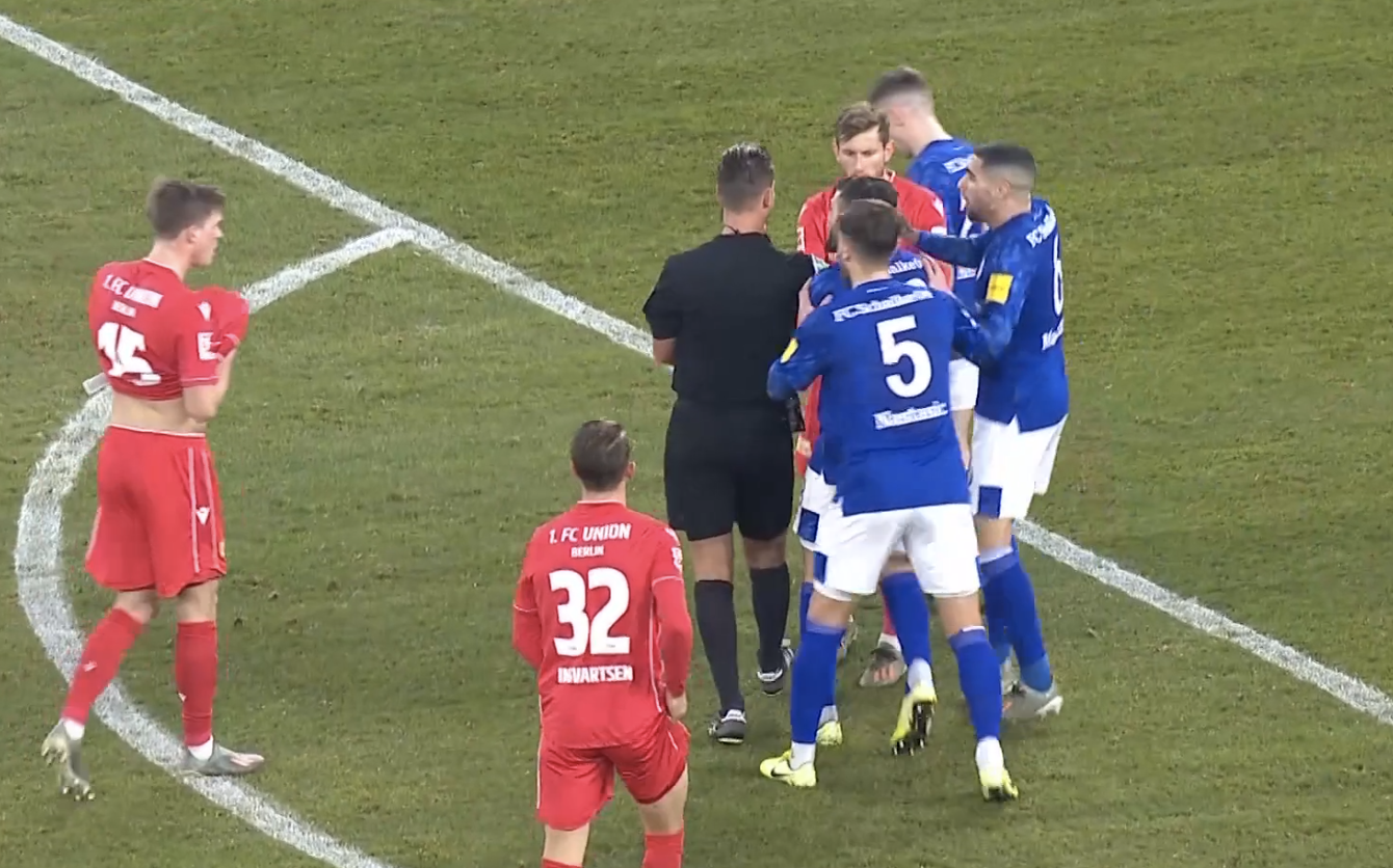 包含奥地利红牛意外失利，德甲保级压力增大的词条