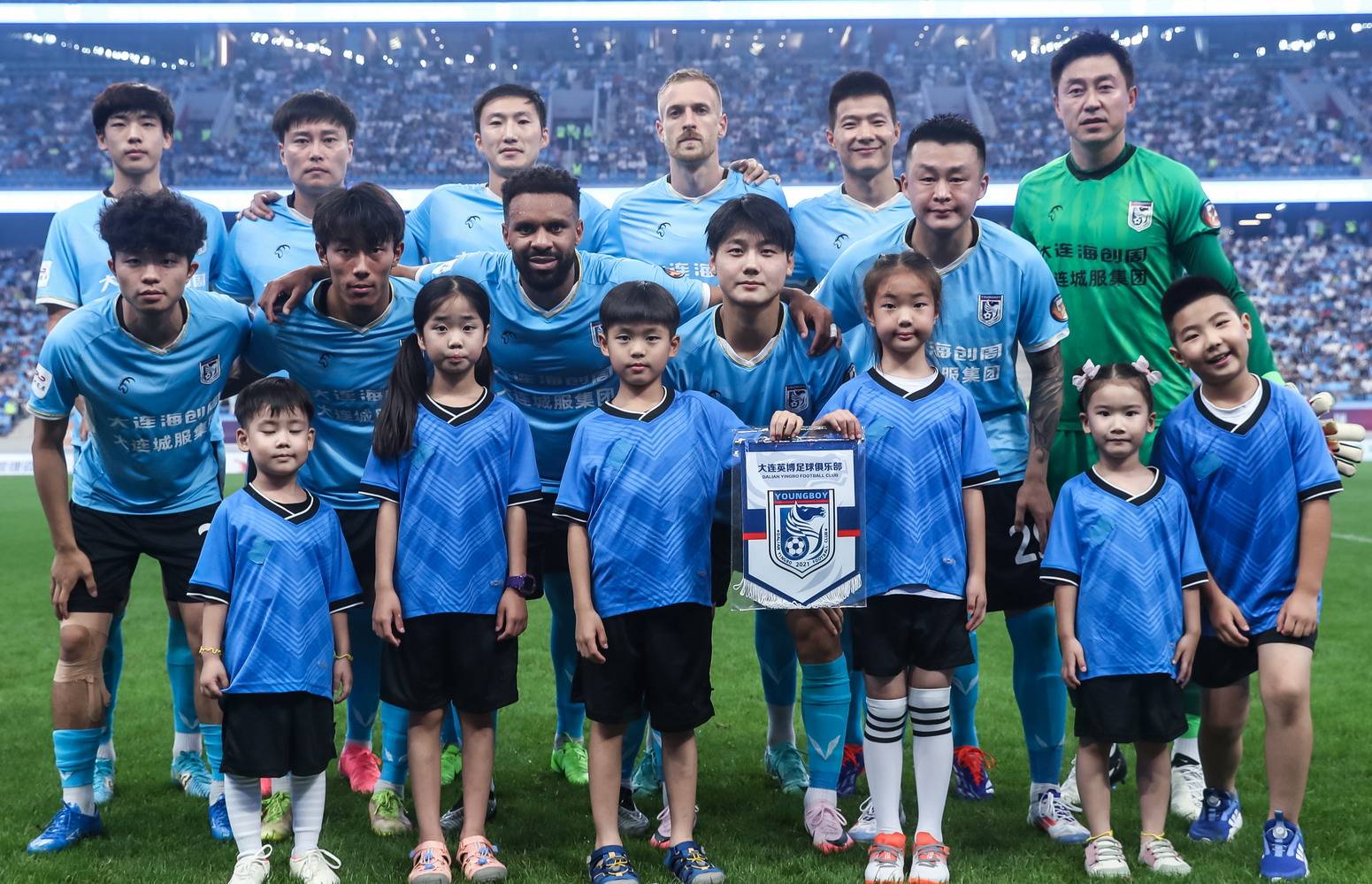 包含媒体对欧国联比赛的报道持续升温，引起球迷关注的词条