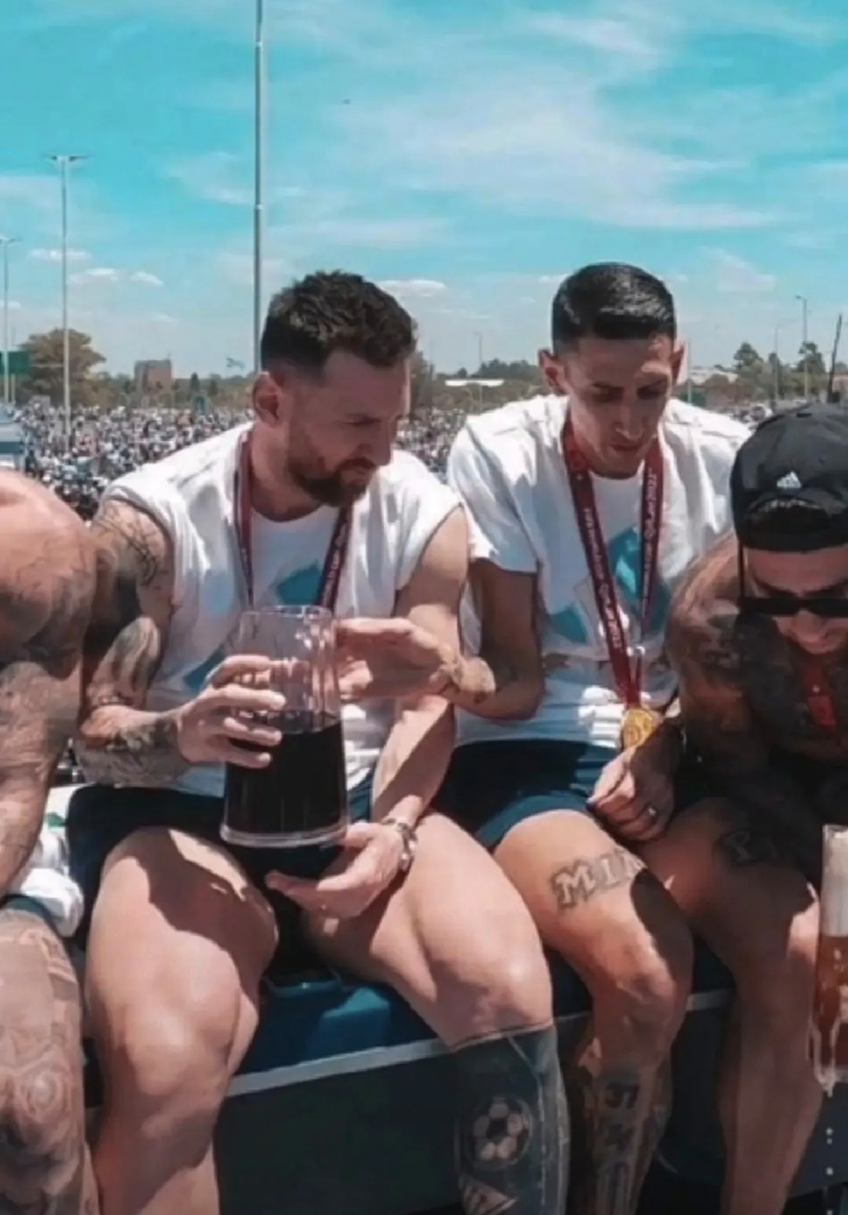 关于足球赛场上的惊心动魄比拼，球迷们目不转睛的信息